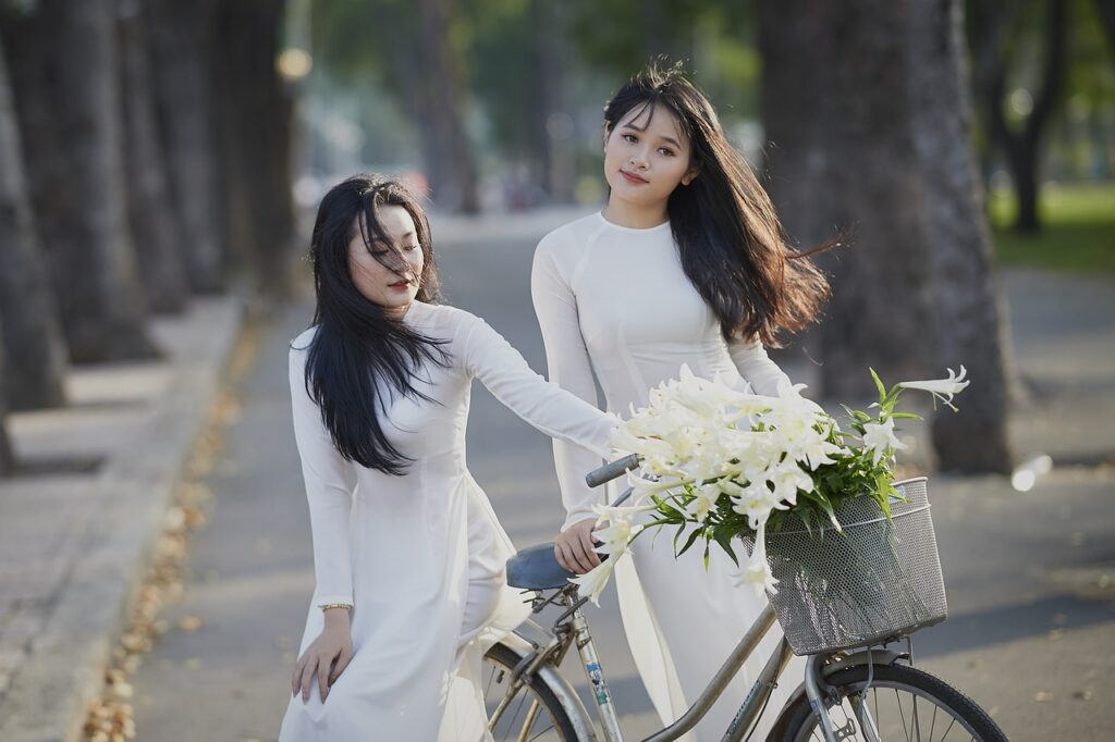 women, ao dai, bicycle-6710736.jpg