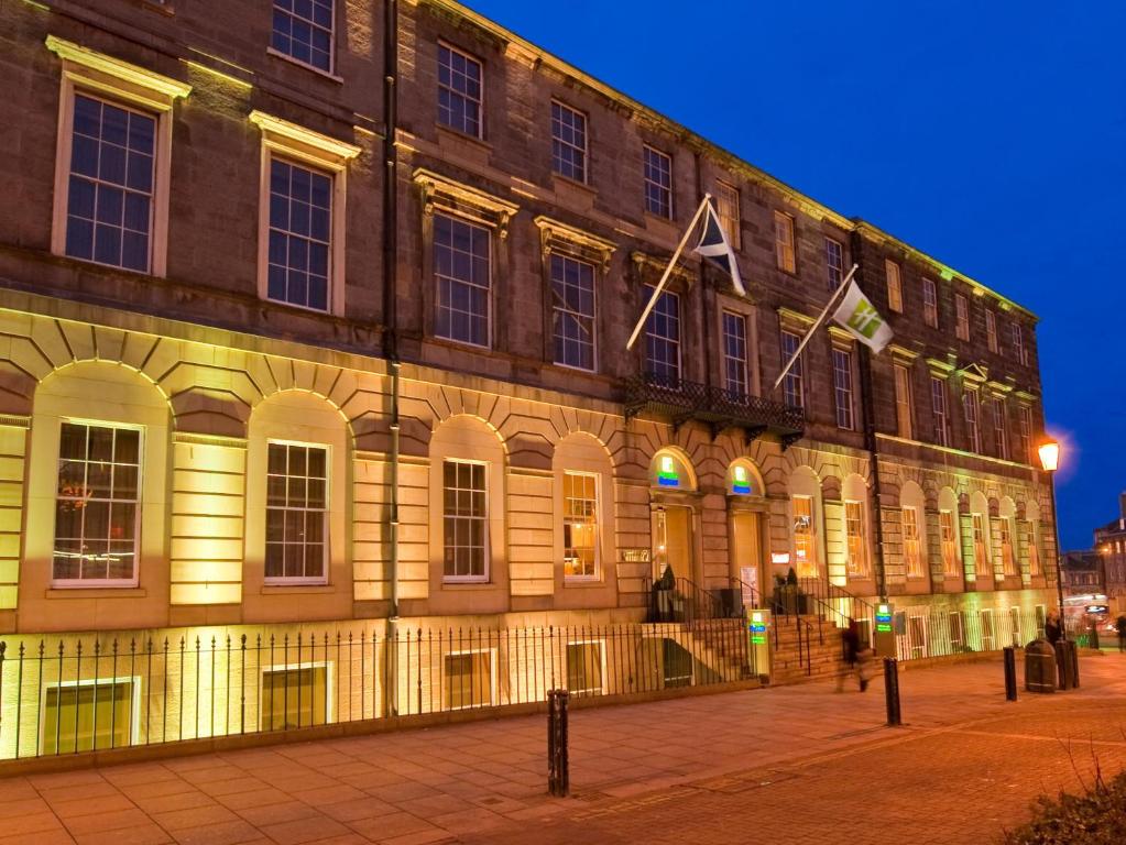 Holiday Inn Express Edinburgh view from outside