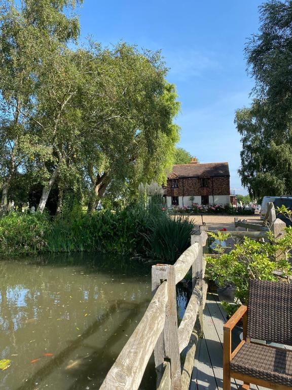 Reynolds Farm Guesthouse garden and pond