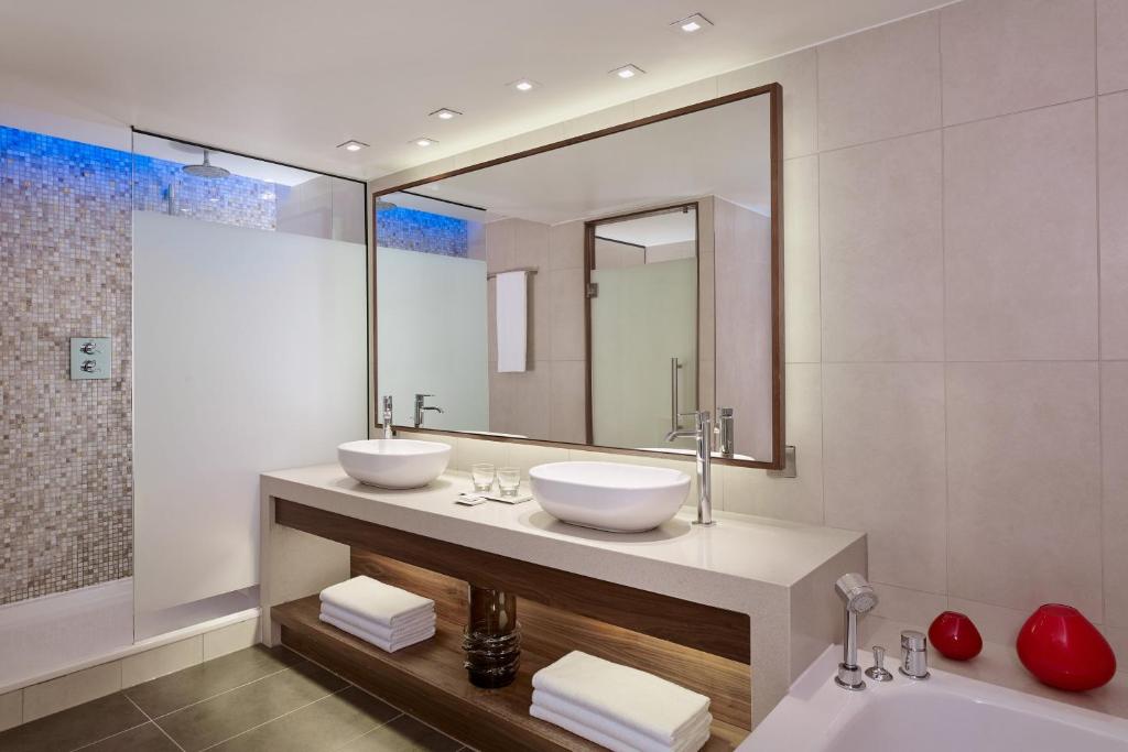 Sheraton Grand Hotel & Spa bathroom